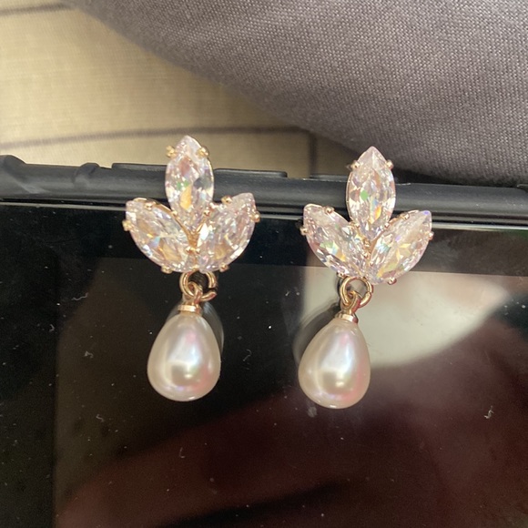 Pearl drop Leaf Crystal Gold Earrings - Picture 5 of 7